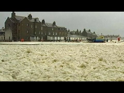 Youtube: Seltenes Wetterphänomen: Schaumteppich in Schottland | DER SPIEGEL