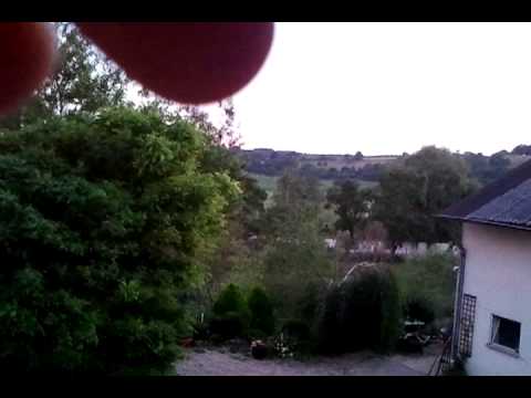 Youtube: Abendrot über dem Dorf mit Krähen und Chemtrails