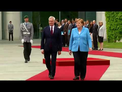 Youtube: WIEDER ZITTERANFALL: Was ist los mit Kanzlerin Merkel ?