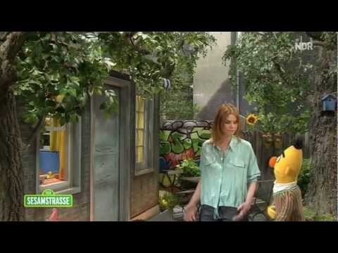Youtube: 'Komm endlich raus und spiel' - JULI macht Musik mit Ernie und Bert - Sesamstraße - NDR - ARD