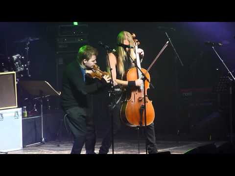 Youtube: Pekka Kuusisto & Eicca Toppinen - Vesipisaroita (Live • Kokoaan Suurempi Suomi 2012 • Helsinki)