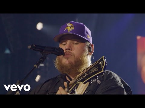 Youtube: Luke Combs - Fast Car (Official Live Video)