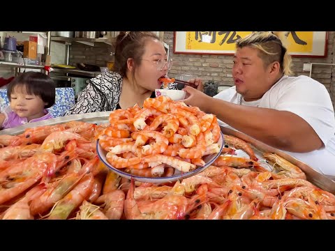 Youtube: 20斤大虾上锅清蒸，猴哥给媳妇做海鲜大餐，今天这顿太满足了！【胖猴仔】