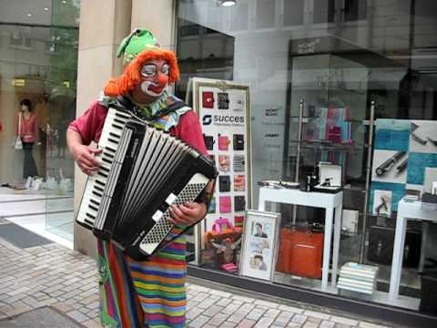 Youtube: In Bielefeld: Eddi, der russische Musikclown aus Lettland
