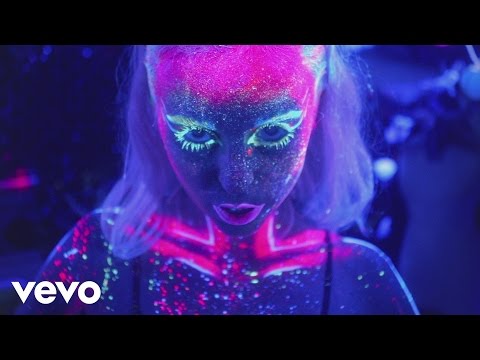 Youtube: Kyla La Grange - Cut Your Teeth (Official Video)