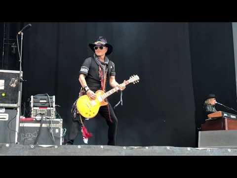 Youtube: Hollywood Vampires - I Want My Now live in Prague 2018