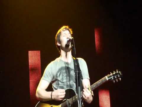 Youtube: James Blunt _ Rede und *Carry you home* Hannover 2011