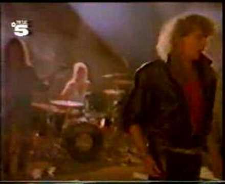 Youtube: 220 volt - Love is All You Need