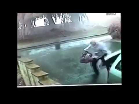 Youtube: Huge Lightning Blast Misses Man by Seconds - Close Call