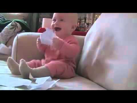 Youtube: Lustiges Baby lacht wegen Papier