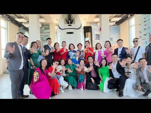 Youtube: Đoàn cổ đông Việt Nam tới thăm trung tâm công nghệ vận tải uST ở Sharjah - UAE