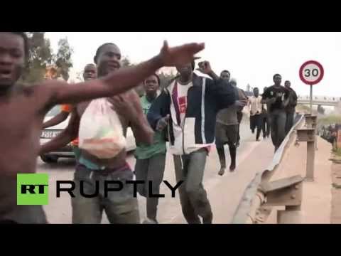 Youtube: Spain: 492 immigrants jump the fence in North African enclave Melilla