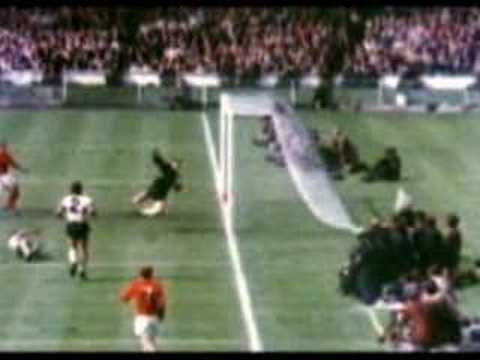 Youtube: Das berühmte "Wembley-Tor" / The famous "Wembley goal" 1966 ("german love")