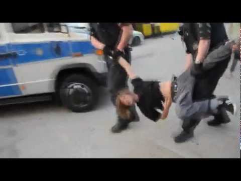 Youtube: Berliner Polizei schlägt auf hilflosen Mann ein!