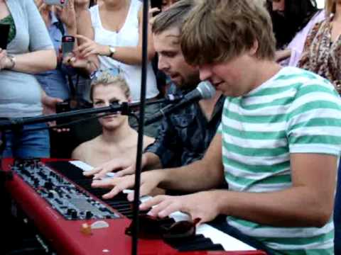 Youtube: Philipp Poisel - Eiserner Steg ( live auf dem Eisernern Steg / Frankfurt )