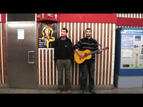 Youtube: Christoph & Lollo: Tour de Toilette - Abgesang auf die Münchner  Klohäuschen, 2.7.2011