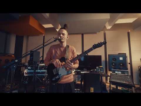 Youtube: Apparat - Glimmerine (Live from the Studio)