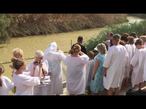 Youtube: Russisch-orthodoxe Christen lassen sich im Jordan taufen