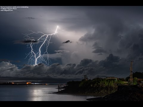 Youtube: Lightning - Severe Thunderstorms 16 March 2017 - Darwin Australia