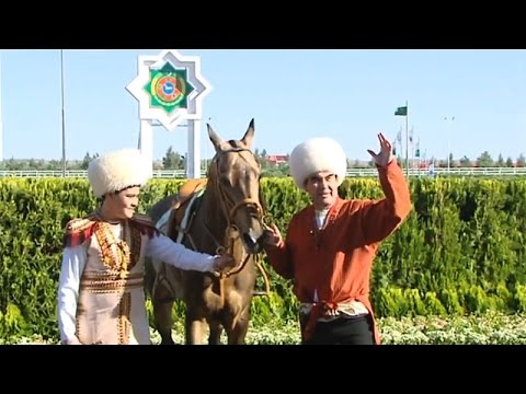 Youtube: Прездиент Туркменистана получил семь коней в подарок и победил на скачках