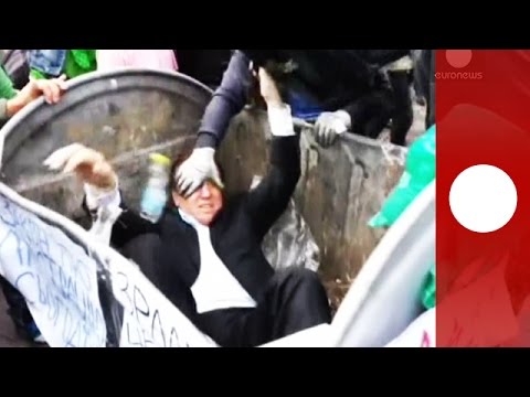 Youtube: Video: Unbeliebter Politiker landet in Mülltonne in Kiew, Ukraine