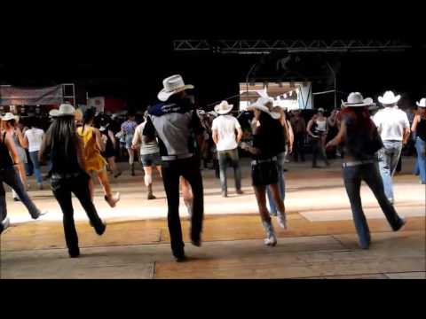 Youtube: Line Dance Holy Moly, Choreo: David Villellas, Musik: Footloose