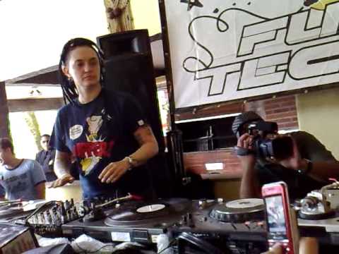 Youtube: Rave Fuel Techno - Pet Duo no Lago!!