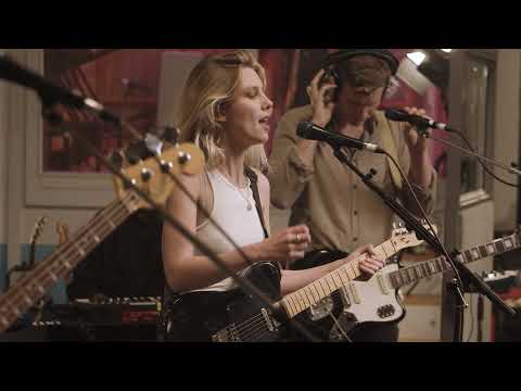 Youtube: Wolf Alice - How Can I Make It Ok? (Live - The Pool Sessions)