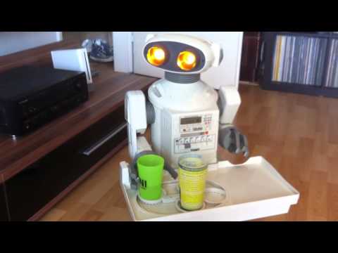 Youtube: Tomy Omnibot 2000: Marie, ein leckeres Getränk? Tray Demo