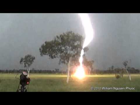 Youtube: Close "clear-air" lightning bolt! - Darwin Australia