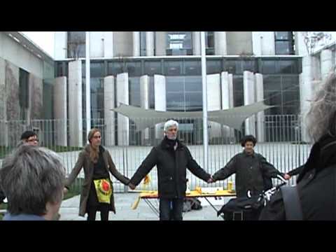 Youtube: Fukushima mahnt! - Mahnwache vom 06.04.2011 am Kanzleramt in Berlin