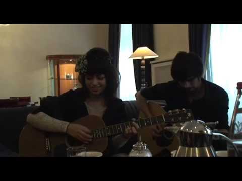 Youtube: Aura Dione - Song For Sophie (acoustic version for motor.de)