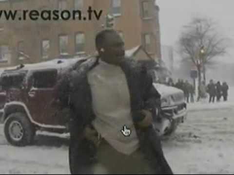 Youtube: Polizist zieht Waffe gegen Schneeballwerfer