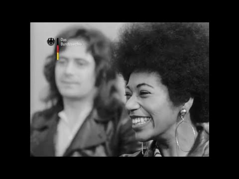 Youtube: Les Humphries Singers with Liz Mitchell (UFA-Dabei 07.03.1972)