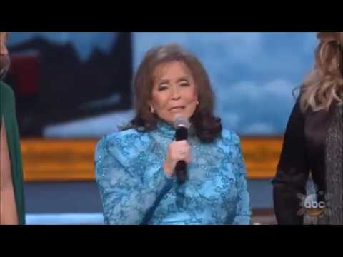 Youtube: Loretta Lynn, Jennifer Nettles & Trisha Yearwood - Country Christmas