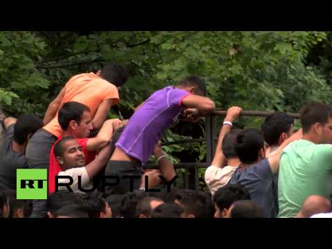Youtube: Germany: Migrants receive aid in Dresden as refugee numbers rise