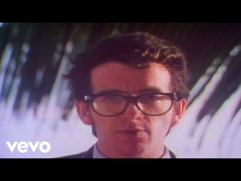 Youtube: Elvis Costello & The Attractions - Oliver's Army