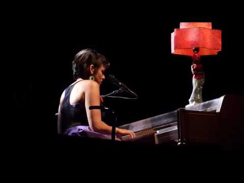 Youtube: Norah Jones "Love Me" @ Olympia (Paris)