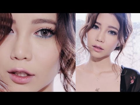 Youtube: Easy Pink & Blue liner makeup tutorial