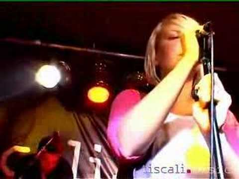 Youtube: Zero 7 & Sia Furler performing the B-side Dreaming -May 2006