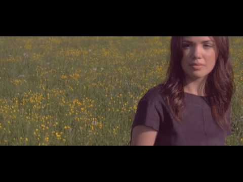 Youtube: Clara Louise - Das Leben geht weiter (Official Video)