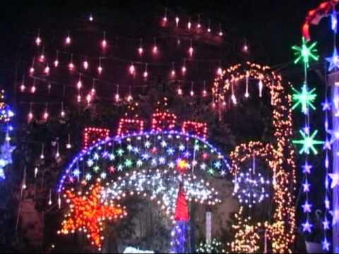 Youtube: Weihnachtsbeleuchtung mit Musik - Leer 2010.