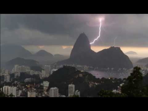 Youtube: Blitz zerstört die Christus-Statue in Rio de Janeiro,Brasilien (2014)