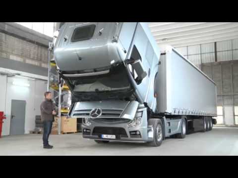 Youtube: Der neue MB Actros MP4 (14/23) : Fahrerhaus kippen   -   Video ..........Oeni