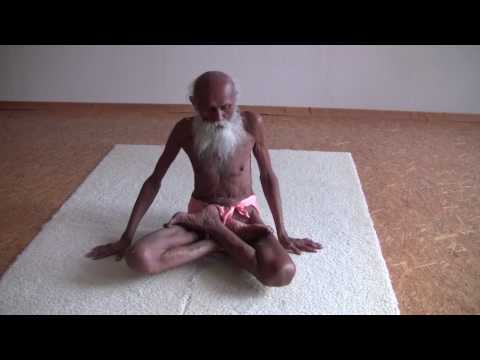 Youtube: 101 Jahre alt - Yogi Swami Yogananda präsentiert seine Beweglichkeit