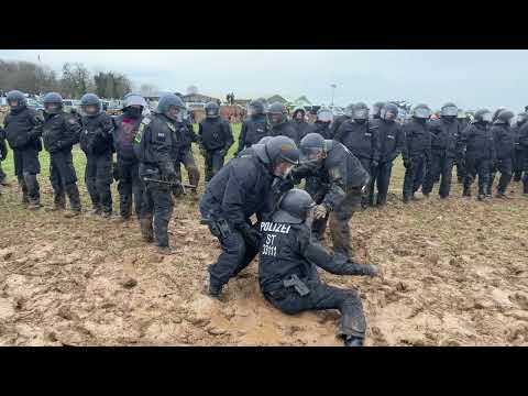 Youtube: Robed ‘Wizard’ Taunts Police Struggling in Mud