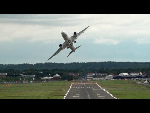 Youtube: 🇶🇦 Impressive Qatar  Airways Boeing 787 Dreamliner Flying Over Farnborough.