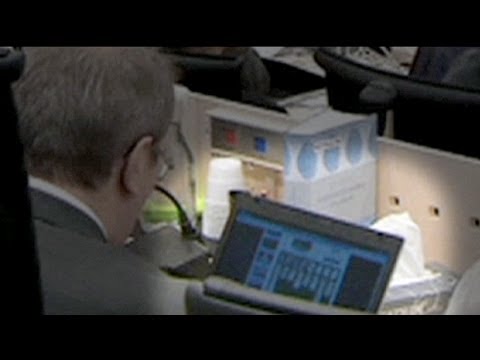 Youtube: Breivik-Prozess: Schöffe spielt im Gerichtssaal Solitaire