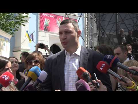 Youtube: Віталій і Володимир Клички відзначили День Європи і провели на Михайлівській площі зарядку «FunUp»