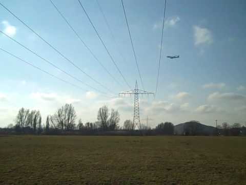 Youtube: Jumbo Jet Boeing 747 überfliegt Solarberg Atzenhof in Fürth